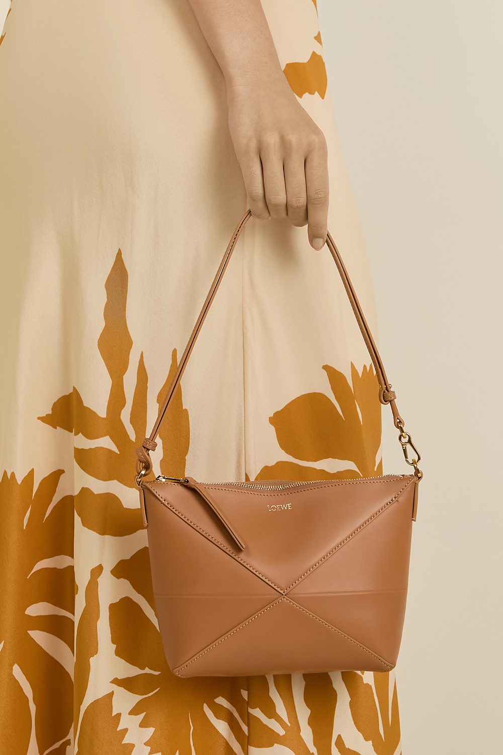 תמונת כל הלוק של תיק כתף פאזל